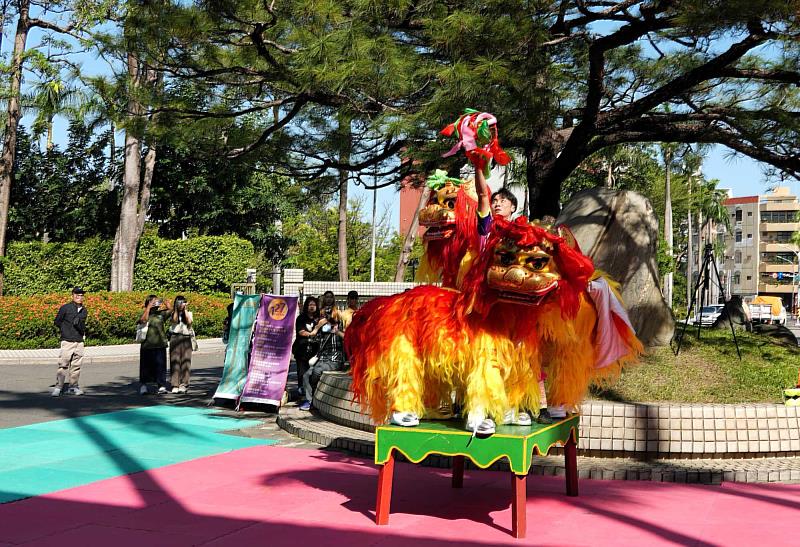 南大民俗體育隊以《鼓韻流鈴轉．笑獅慶南大》登場，鼓陣、扯鈴與北獅齊現，展現紮實訓練成果。