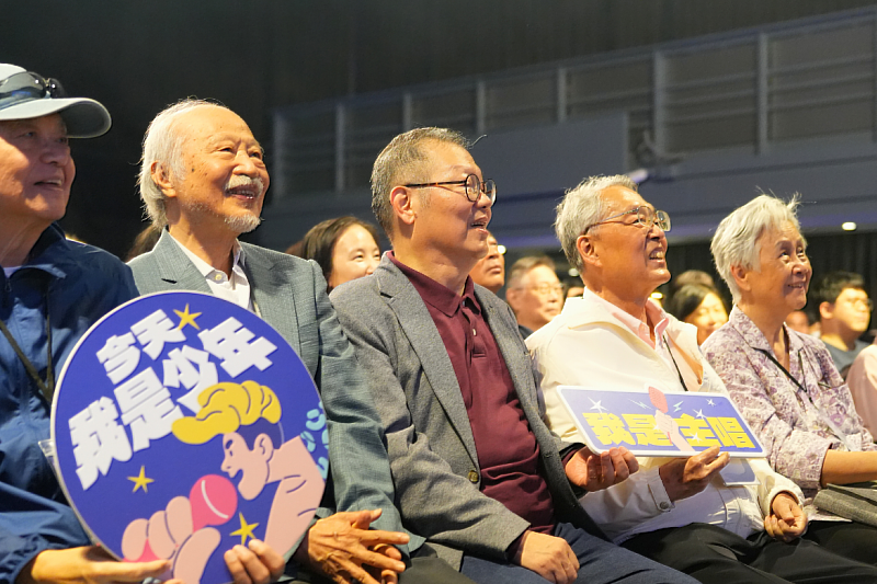 From left to right: Yu Kuang Music founder Yu Kuang (second from left), NYCU President Chi-Hung Lin (center), and Acer founder Stan Shih (second from right) enjoy the concert together, holding signs that read “Today I’m young again” and “I’m a rock star,” capturing the joyful spirit of the PULSE Generations event.