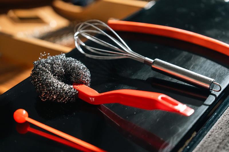 Professor Tseng blends brushes, drumsticks, and over a dozen small tools on piano strings with computer synthesis, creating a transcendent soundscape that bridges traditional piano tones and virtual music, establishing NYCU and Taiwan as leaders in the global computer music scene.