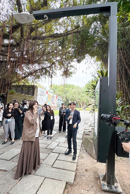 高雄巨蛋李振妮總經理體驗智慧杆的AR拍照功能，右為遠傳電信張文津協理。