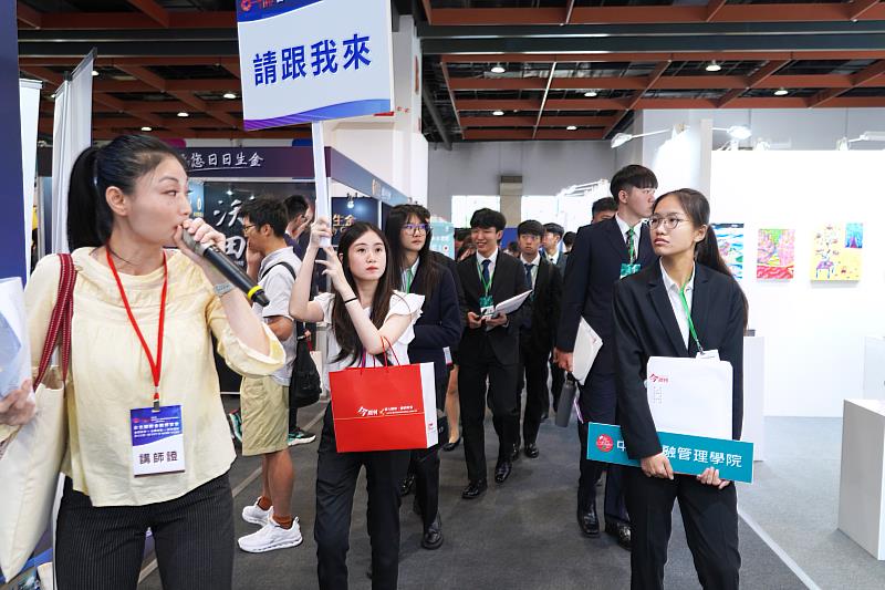學生跟隨主辦單位安排的專業導覽老師參觀博覽會的主題館及主題展區。（圖/中金院提供）