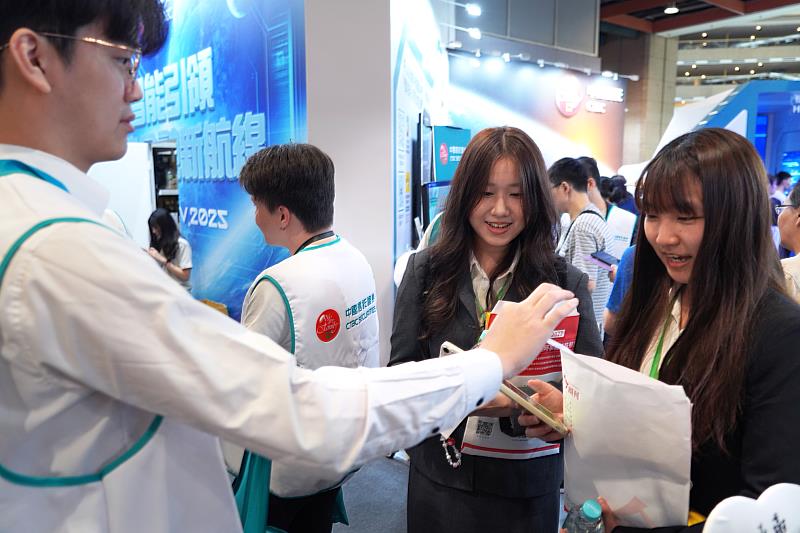 學生特別前往中信金控的互動展區，體驗中信金控在博覽會展示銀行、人壽、證券、投信等子公司共10項創新金融應用。（圖/中金院提供）