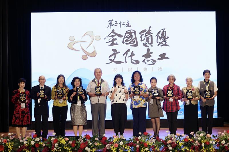 文化部政務次長李靜慧（中）致贈10位全國績優文化志工「金質獎」得主，感謝他們以專業及創意讓文化藝術更貼近民眾生活。