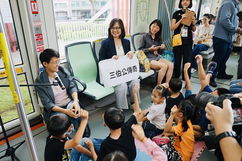 客委會主委古秀妃為小朋友帶來《三伯公傳奇》的故事。