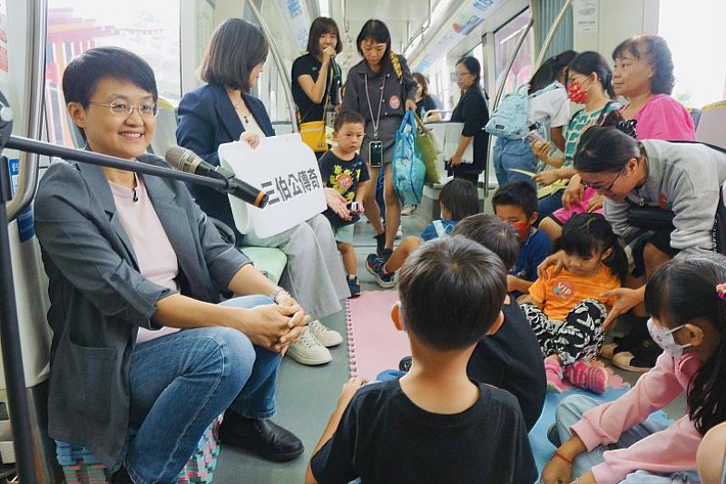 客委會主委古秀妃參與「高雄城市書展－輕軌列車的故事時刻」活動，化身「說故事姊姊」。