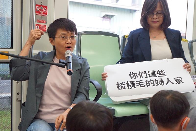 客委會主委古秀妃同小朋友講客語。