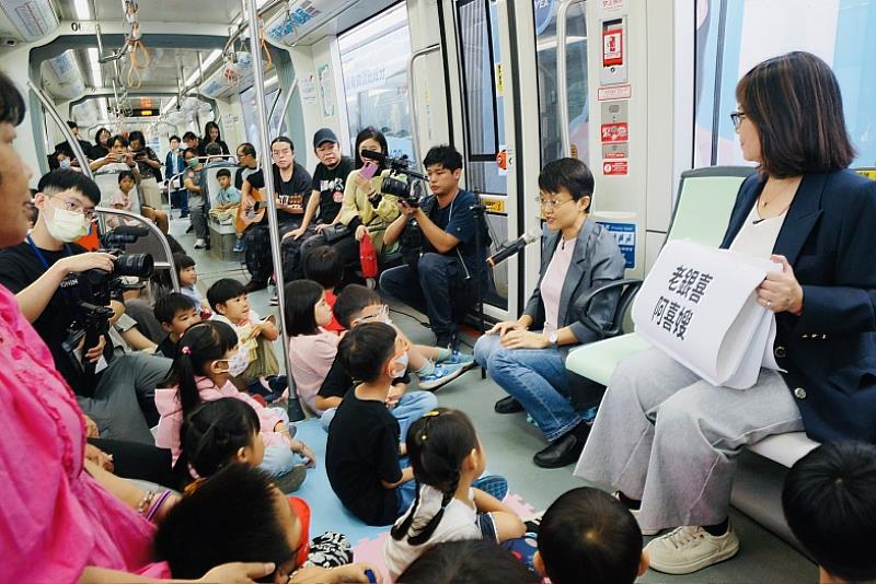 現場小朋友聽得津津有味。