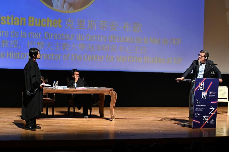 （左起）林靜怡、貝亞力及克里斯蒂安·布歇，就議題展開激烈討論。（法國在台協會提供）