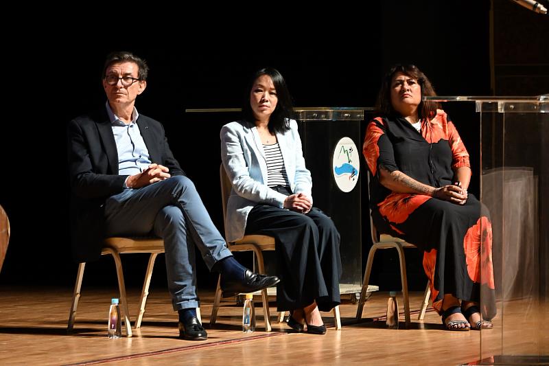 (左起)克里斯蒂安・布歇、張美瑜及米羅絲・拜雅等共同擔任證人,為思辨之夜提供更多跨領域思考。(法國在台協會提供)