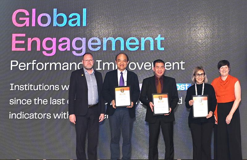 元智大學榮獲 QS「國際化績效提升獎」，徐澤志副校長(左二)代表出席領獎。