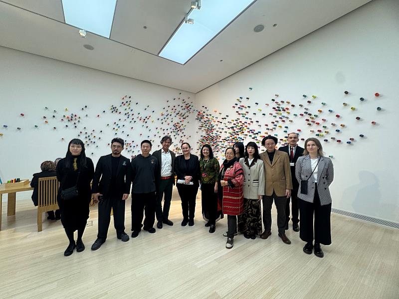 本次特展為匈牙利睽違15年再次展出臺灣藝術家群展，策展人胡永芬（左６）率藝術家們遠赴匈牙利佈展及參與開幕式。（駐捷克文化組提供）