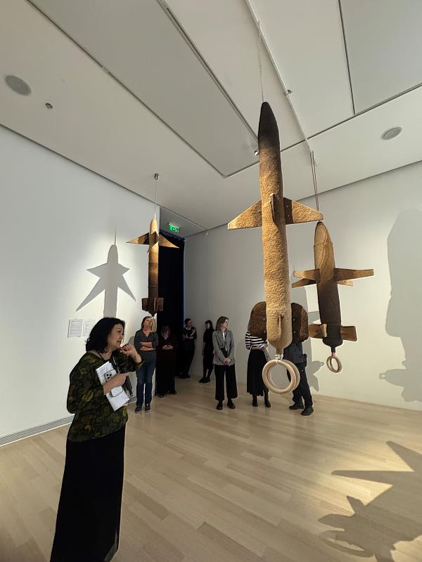 藝術家羅懿君以日治時期的代表性經濟作物為素材製作飛彈，可與觀眾互動，十分吸睛。（駐捷克文化組提供）