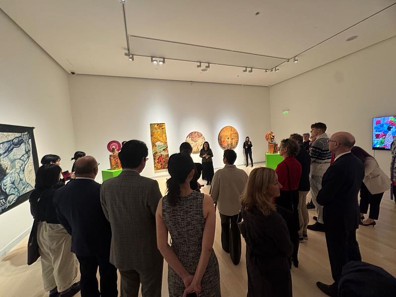 14日開幕式現場賓客雲集,許多貴賓對臺灣當代藝術發展十分感興趣,由策展人胡永芬親自為與會貴賓導覽。(駐捷克文化組提供)