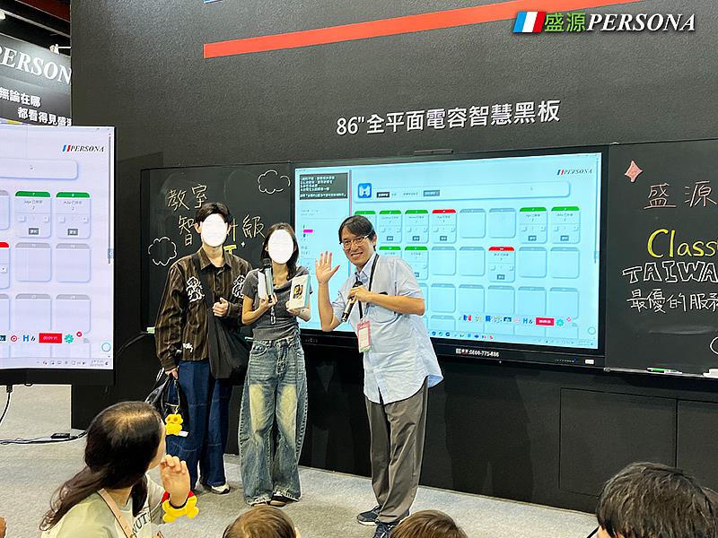 盛源以86吋電容智慧黑板搭配ClassCraft創課快手，示範 AI出題與AI批改功能如何協助教師即時掌握學生學習狀態。