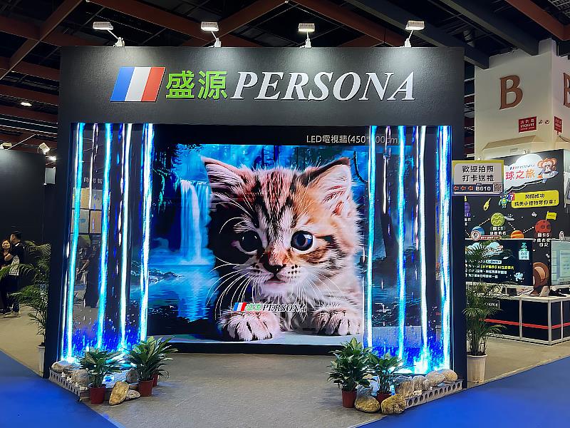 今年盛源展區以3D裸視LED電視牆結合透明LED打造大型沉浸展示,透過動態光影與深度特效呈現瀑布水流的立體視覺效果,使參觀者仿若置身自然場景。