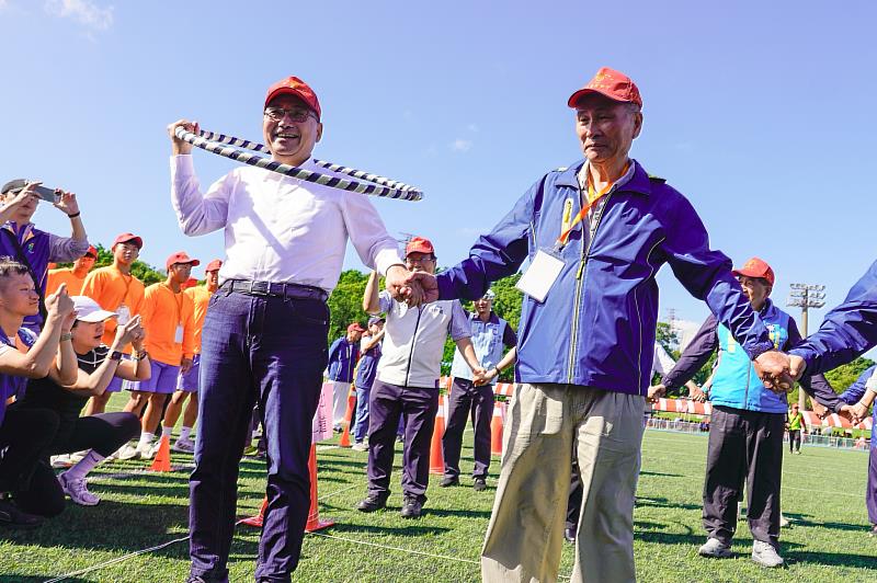 新北市長侯友宜與新北市老人福利聯盟理事長陳金鐘(右)等人也加入挑戰趣味賽