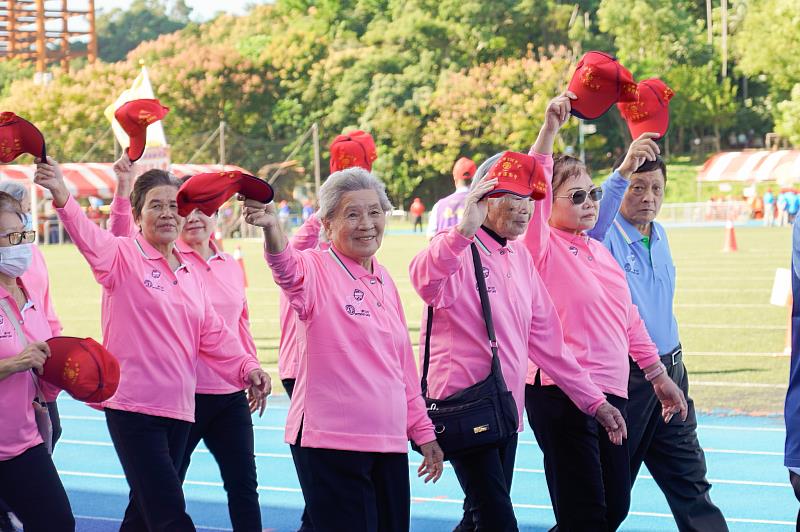 新北長青運動會各區代表隊如同運動員繞場進場