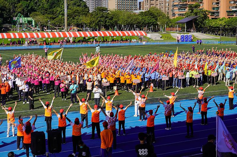 新北長青運動會於錦和運動公園盛大展開，2千多名長者聚集展活力、動健康。