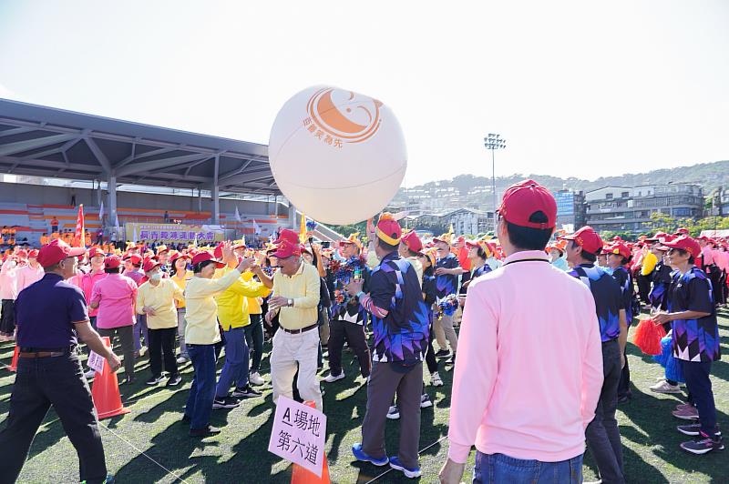 長青選手們開心滾著大球迎接一年一度運動會