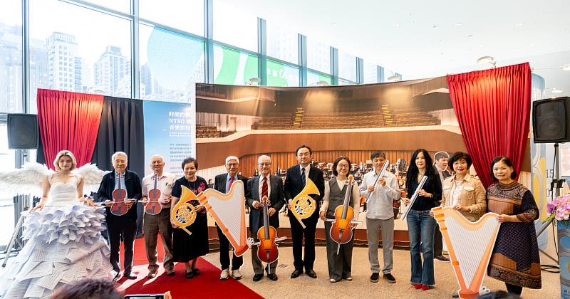 NTSO 80週年特展「時間的樂譜」開幕式，文化部政務次長王時思（右5）、國立臺灣交響樂團長歐陽慧剛（右6）及首席客席指揮水藍（右4）等與會貴賓大合照