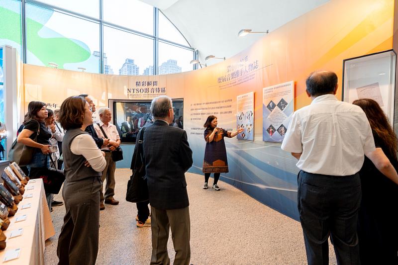 國臺交副團長林麗如（右3）導覽NTSO 80週年特展「時間的樂譜」