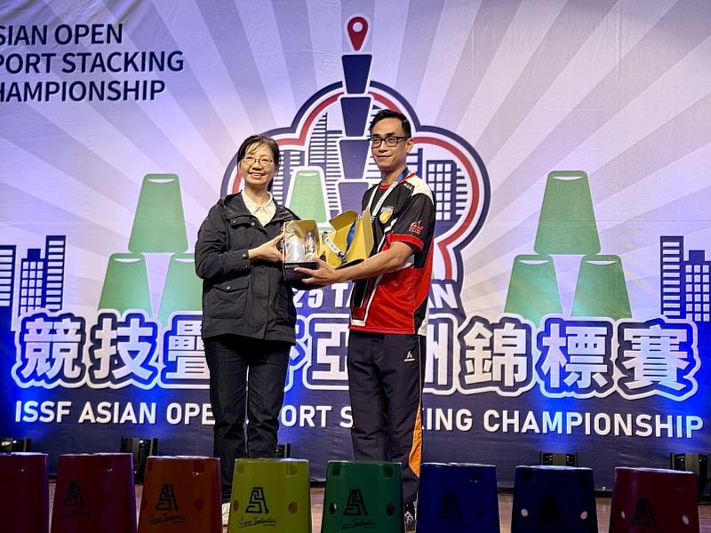 秘書長張治祥出席開幕式，與馬來西亞疊杯聯盟主席Jacky Chin合影。