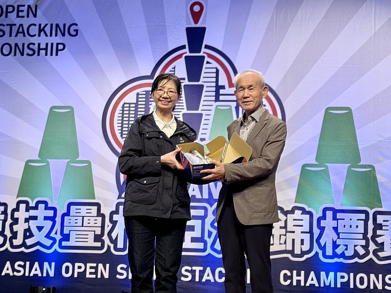 秘書長張治祥與韓國疊杯運動協會KSSA會長Kim Dong-gun合影。