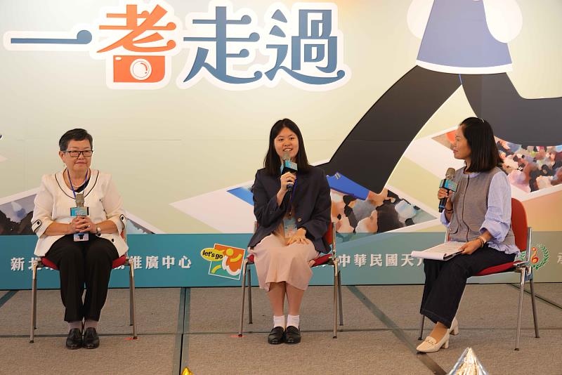 榮獲銀牌獎的青年志工李宛熹(中)分享她至耕莘醫院採訪志工心得，感動地說：「志工雖然不穿白袍，卻是醫院裡最柔軟的力量」。左1為耕莘醫院孫蘭玉志工