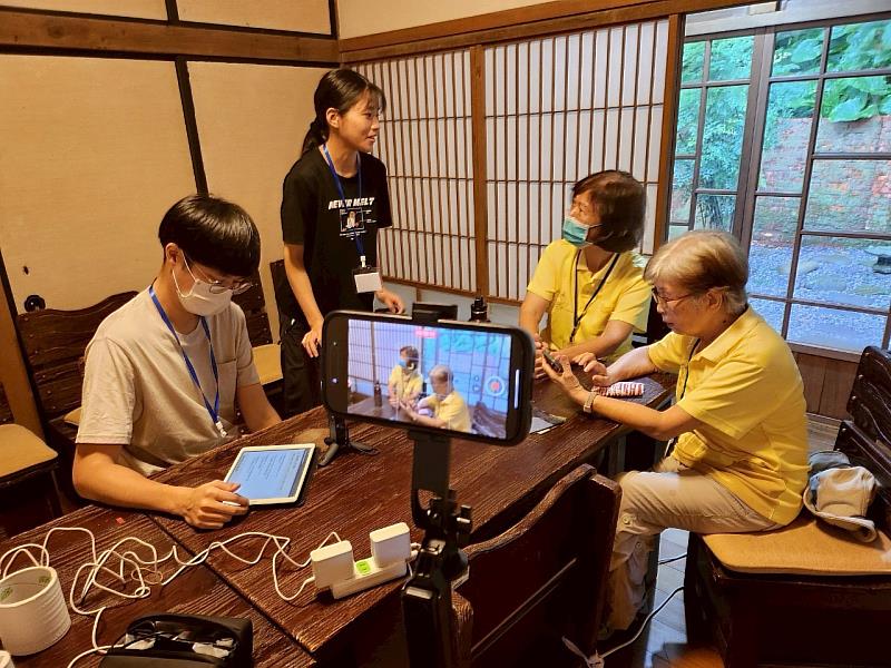 青年志工採訪資深志工