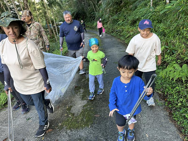 最可愛的淨山小隊！孩子們也跟著家裡長輩一起參與淨山活動