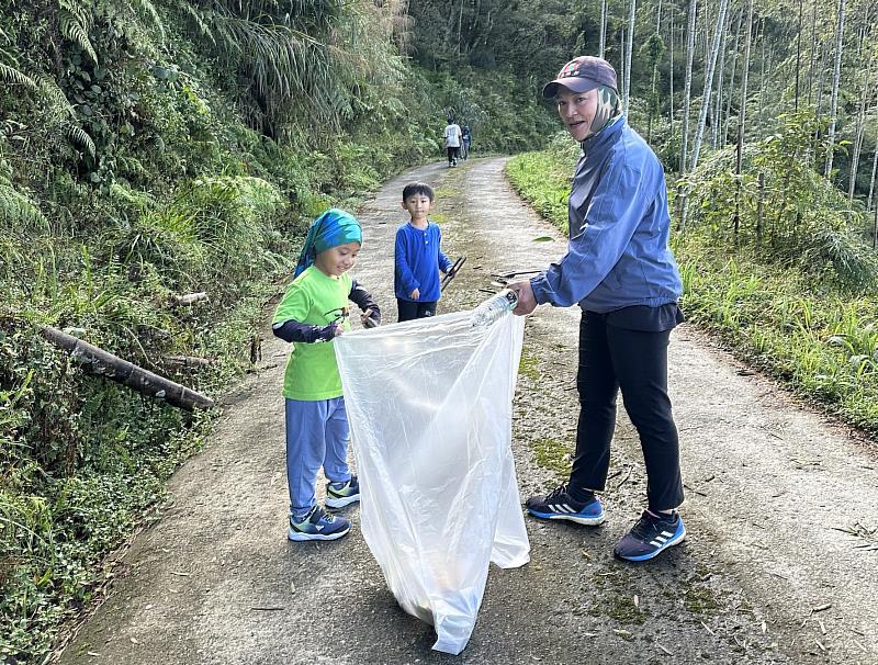 最可愛的淨山小隊！孩子們也跟著家裡長輩一起參與淨山活動