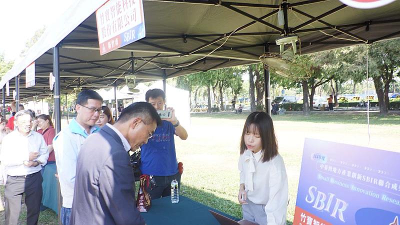 新竹市政府由產發處長嚴翊琦代表率在地優良廠商參展。