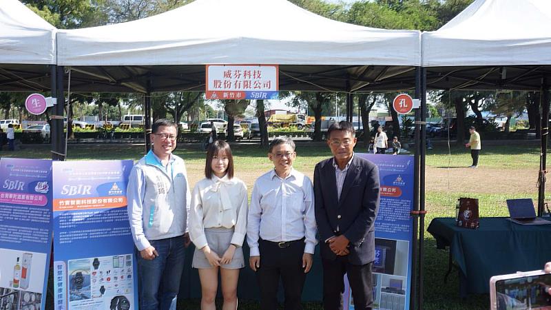 新竹市政府由產發處長嚴翊琦代表率在地優良廠商參展。