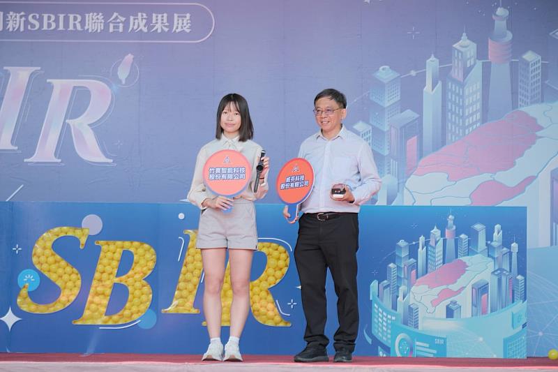 新竹市政府由產發處長嚴翊琦代表率在地優良廠商參展。