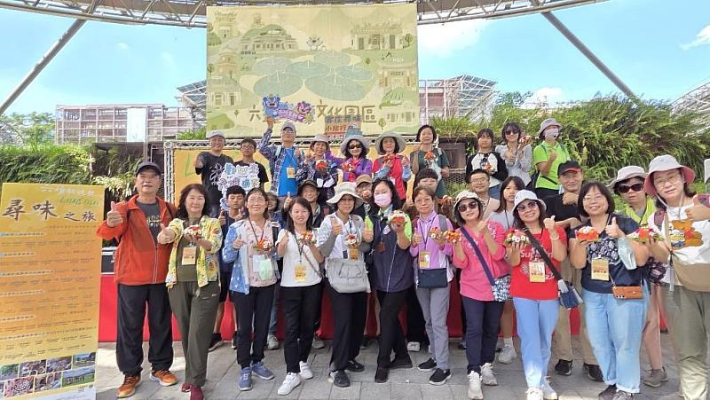 圖1客發中心帶領民眾找尋客庄的味緒與歷史故事，旅行民眾至六堆園區體驗六堆客庄特有盤花敬神文化，學員親手製作盤花並敬獻給福廠伯公