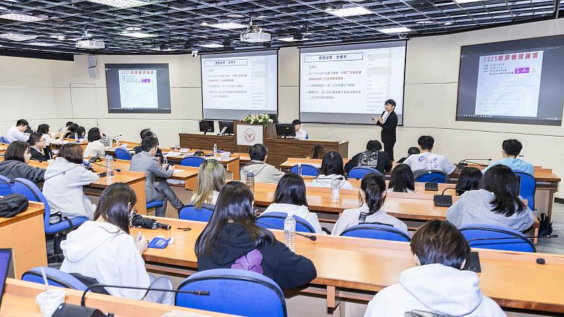 大會專題演講二「新住民子女及非新住民子女之社經地位分析初探：以台灣為例」，由淡江李文基副教授主講。（圖／淡江大學提供）