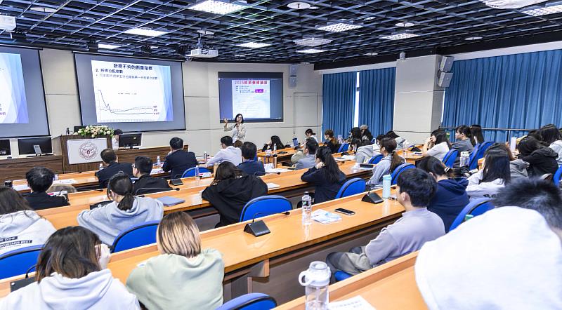 大會專題演講一「從SDG10看臺灣的所得不均與住宅不均」，由政大朱琇妍教授主講。（圖／淡江大學提供）