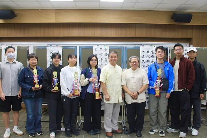 即席書法比賽，宏揚國粹，得獎者與評審老師合影。