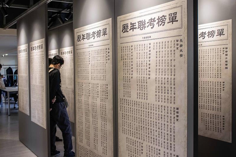 長庚大學校運會邀請校友返校同樂，並在第一學舍公共空間展出聯考榜單、老照片。