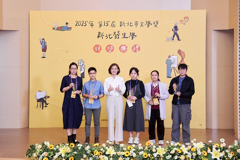 新住民圖文創作今年徵件主題為「自己的房間」，透過圖文搭配創作，希望能增進不同文化的交流理解。新北市文化局長張䕒育(左三)與獲獎者合照。