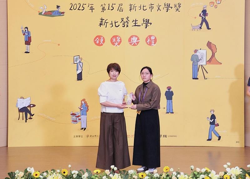 散文青春組首獎何采穎(右)，以散文〈月亮不說話的時候〉、新詩〈制服下的月亮〉分別拿下兩組的首獎與佳作。