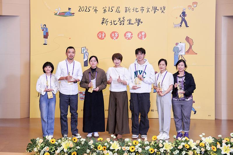 新北市副秘書長龔雅雯(左四)頒發各類組首獎。