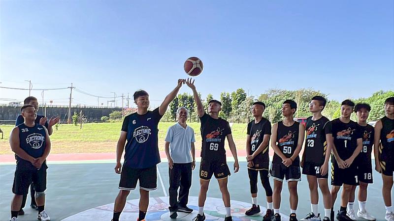 范副主委進行開球