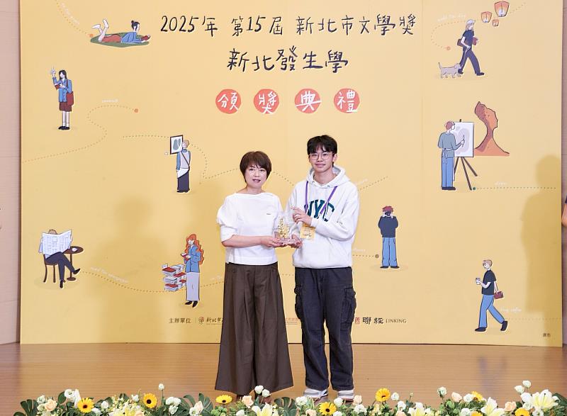 新詩青春組首獎，由郭宇恩(右)以〈結冰的火種需要摩擦〉再度蟬聯，並以〈漫生青苔的深夜投夾〉榮獲散文青春組優等。