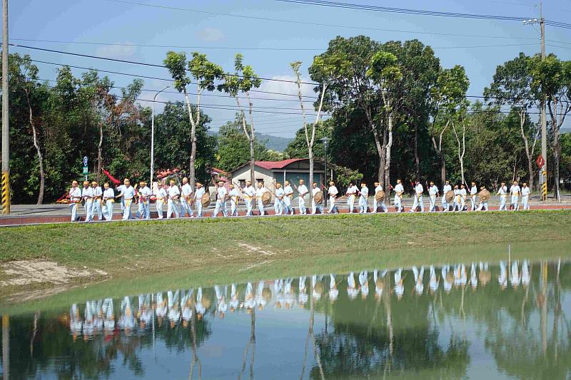 鹿田宋江陣隊伍喜迎半月池改造後新風景