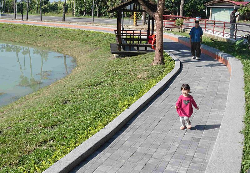 完工後半月池步道吸引老幼鄉親散步運動