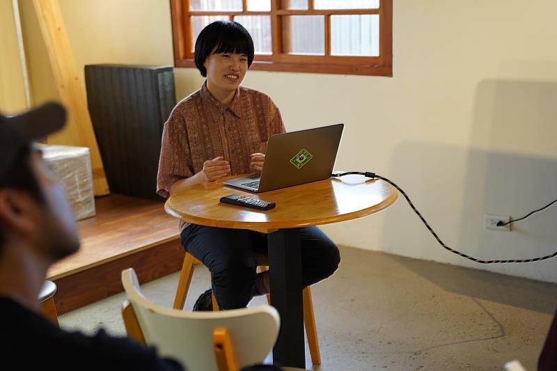 藝術家李采恩於將軍村分享駐村創作歷程。