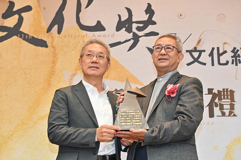 代理縣長頒贈宜蘭縣文化獎予徐惠隆先生