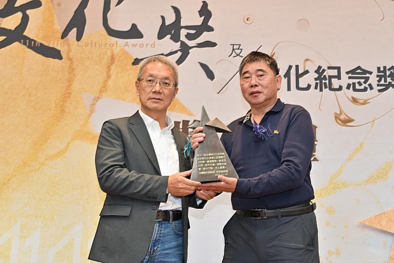 代理縣長頒贈宜蘭縣文化紀念獎予游本鄂先生(游本鄂之孫子游蒼賢代表受獎)