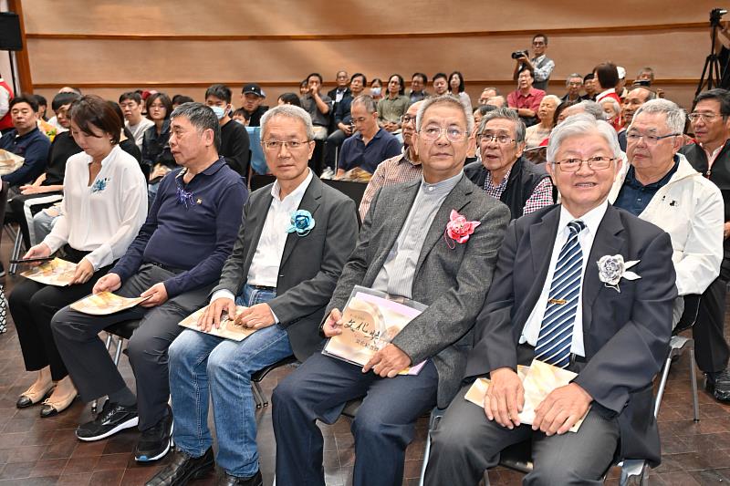 左1局長黃伴書、左2宜蘭縣文化紀念獎得獎人游本鄂(孫子游蒼賢代表)、中間林茂盛代理縣長、右1宜蘭縣文化獎得獎人徐惠隆顯、右2引言人吳清鏞委員
